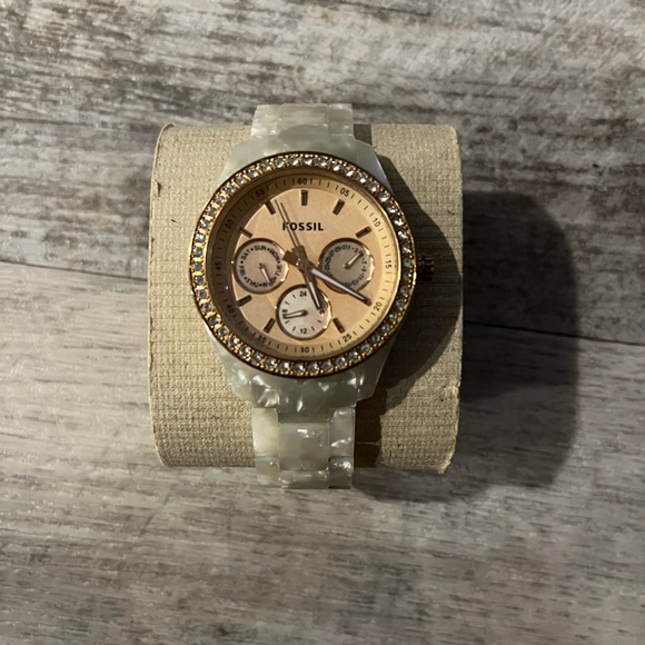 Beautiful Fossil watch with rose gold/rhinestones around the watch face ❤️ - Picture 1 of 7
